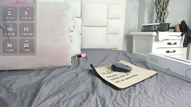 laura rouse7 online show from March 2, 2026, 8:05 pm