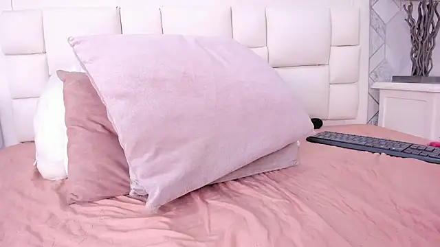 laura rouse7 online show from January 14, 2026, 11:52 pm