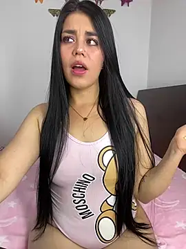 Snapshot of sophyy_white chatting on February 6, 2026, 10:28 pm sophyy white online show from February 6, 2026, 10:28 pm