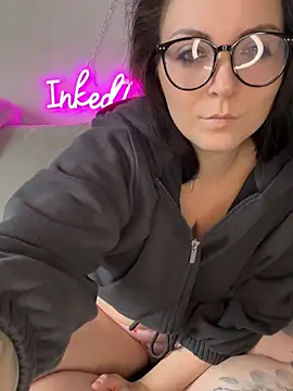 Snapshot of InkedCurly_L chatting on February 1, 2026, 11:19 am InkedCurly L online show from February 1, 2026, 11:19 am