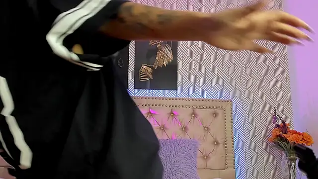 Snapshot of MeganRosseX chatting on March 4, 2026, 7:54 pm MeganRosseX online show from March 4, 2026, 7:54 pm