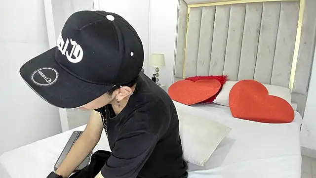 julian xx online show from February 10, 2026, 7:57 pm