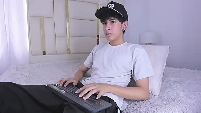 Snapshot of julian_xx chatting on July 18, 2026, 7:33 pm julian xx online show from July 18, 2026, 7:33 pm