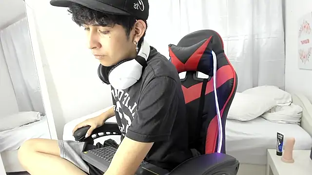 julian xx online show from March 19, 2026, 7:14 pm