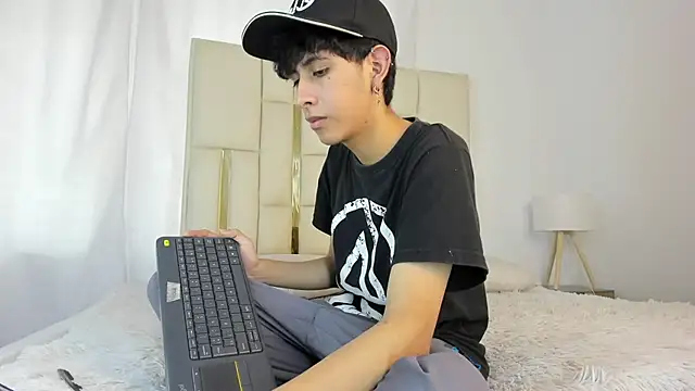 Snapshot of julian_xx chatting on July 13, 2026, 7:35 pm julian xx online show from July 13, 2026, 7:35 pm