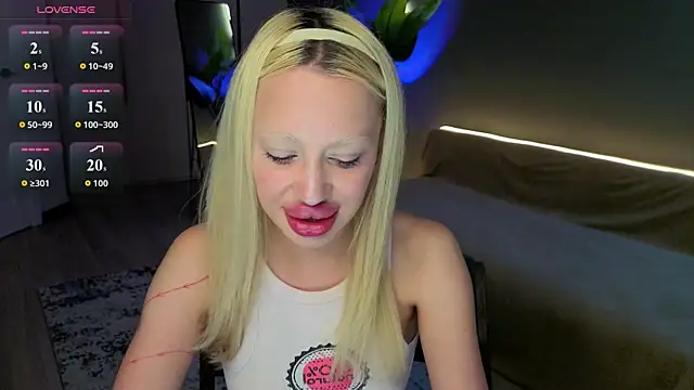 Snapshot of Luna_Beverly chatting on June 25, 2026, 8:36 pm Luna Beverly online show from June 25, 2026, 8:36 pm