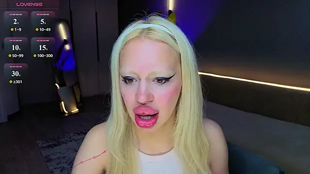 Snapshot of Luna_Beverly chatting on July 12, 2026, 8:53 pm Luna Beverly online show from July 12, 2026, 8:53 pm