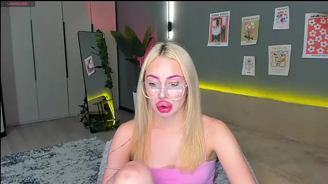 Snapshot of Luna_Beverly chatting on March 3, 2026, 8:05 pm Luna Beverly online show from March 3, 2026, 8:05 pm