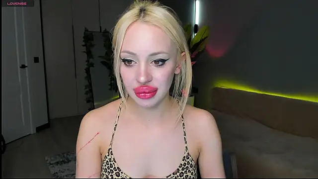 Luna Beverly online show from April 3, 2026, 8:26 pm