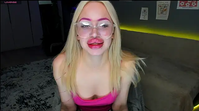 Snapshot of Luna_Beverly chatting on March 4, 2026, 8:27 pm Luna Beverly online show from March 4, 2026, 8:27 pm