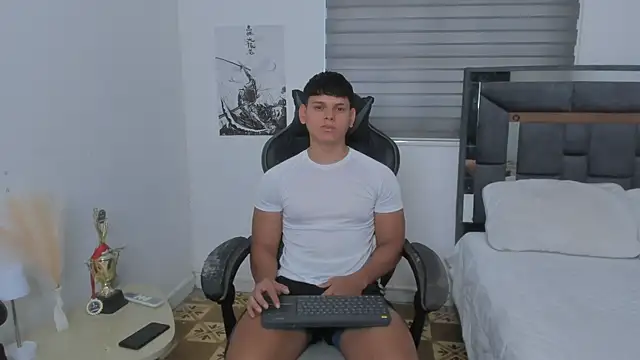 stefan leenox online show from July 27, 2026, 4:58 pm