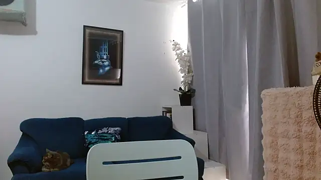 Snapshot of Almaglow_ chatting on June 3, 2026, 6:23 pm Almaglow online show from June 3, 2026, 6:23 pm