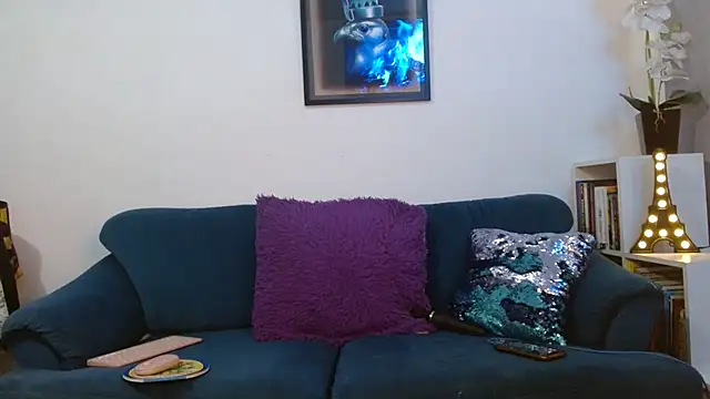 Snapshot of Almaglow_ chatting on May 8, 2026, 5:28 pm Almaglow online show from May 8, 2026, 5:28 pm