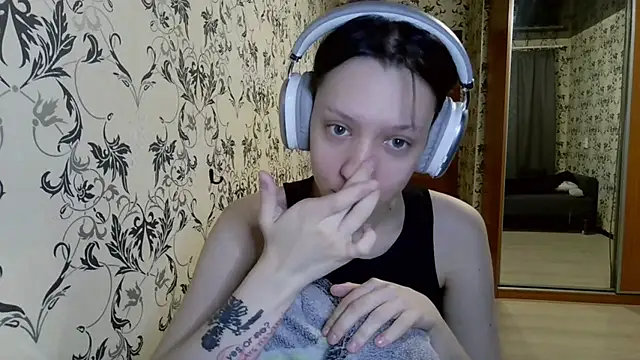 LxayBloom online show from April 4, 2026, 1:01 am