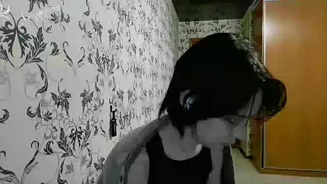 LxayBloom online show from April 21, 2026, 1:42 am