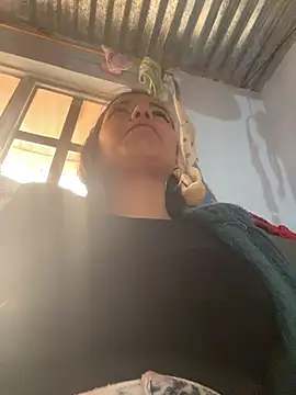 cinthia2011 online show from February 6, 2026, 8:27 pm