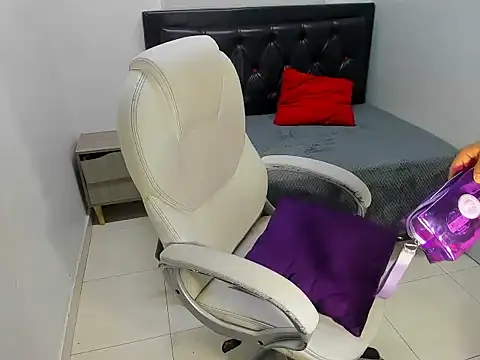 Snapshot of LunaFever69 chatting on January 8, 2026, 3:23 am LunaFever69 online show from January 8, 2026, 3:23 am