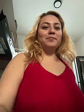 Snapshot of Lililuxx chatting on February 22, 2026, 12:02 am Lililuxx online show from February 22, 2026, 12:02 am