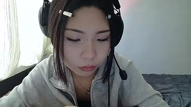 AprilOnilll online show from January 12, 2026, 8:32 am