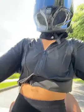 Snapshot of TaylorrHill chatting on April 20, 2026, 2:29 pm TaylorrHill online show from April 20, 2026, 2:29 pm