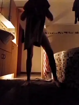 Snapshot of Erz84 chatting on October 22, 2025, 9:57 pm Erz84 online show from October 22, 2025, 9:57 pm