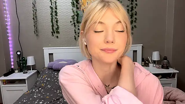 Snapshot of LlsabethHaze chatting on February 7, 2026, 2:03 pm LlsabethHaze online show from February 7, 2026, 2:03 pm