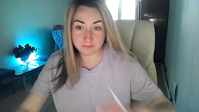 FoxyAnn12 online show from May 6, 2026, 11:47 am
