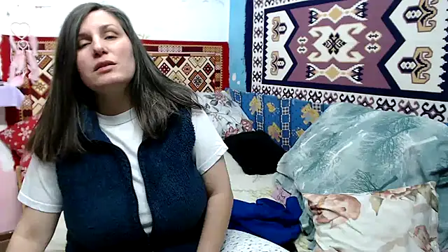 Snapshot of Adelinemilf chatting on February 2, 2026, 8:24 am Adelinemilf online show from February 2, 2026, 8:24 am