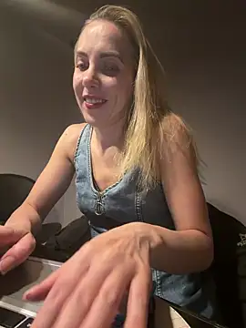 Snapshot of ElenaWhitmore chatting on May 30, 2026, 11:43 pm ElenaWhitmore online show from May 30, 2026, 11:43 pm