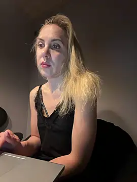 Snapshot of ElenaWhitmore chatting on June 2, 2026, 10:43 pm ElenaWhitmore online show from June 2, 2026, 10:43 pm