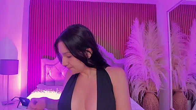 Snapshot of Violett_hott_ chatting on February 5, 2026, 12:45 pm Violett hott online show from February 5, 2026, 12:45 pm