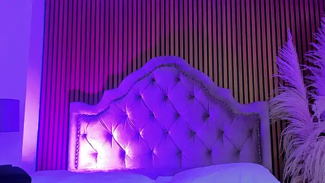 Snapshot of Violett_hott_ chatting on February 15, 2026, 12:48 pm Violett hott online show from February 15, 2026, 12:48 pm