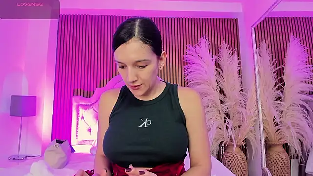 Snapshot of Violett_hott_ chatting on February 3, 2026, 12:32 pm Violett hott online show from February 3, 2026, 12:32 pm