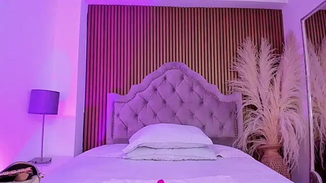 Snapshot of Violett_hott_ chatting on March 1, 2026, 12:38 pm Violett hott online show from March 1, 2026, 12:38 pm