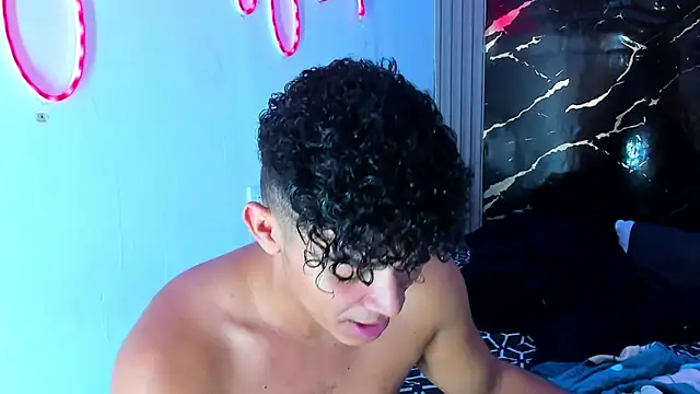 jamescurly00 online show from February 19, 2026, 6:43 am