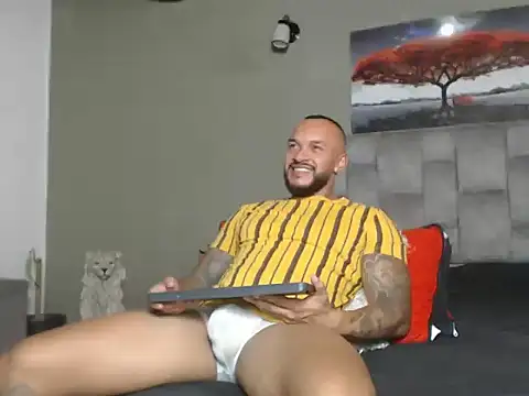 Snapshot of LeonGolds chatting on February 3, 2026, 8:03 pm LeonGolds online show from February 3, 2026, 8:03 pm