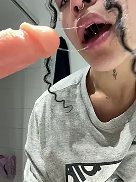 crystal dlun online show from March 22, 2026, 2:40 pm