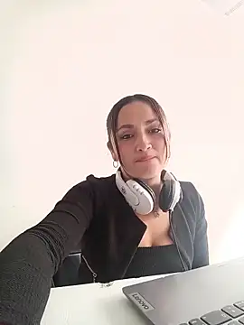 Snapshot of Alejandra_N chatting on June 10, 2026, 1:23 pm Alejandra N online show from June 10, 2026, 1:23 pm