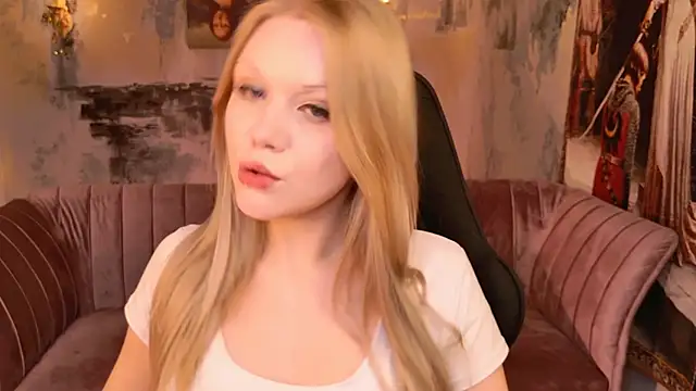 ChloeWhite online show from January 18, 2026, 1:03 pm