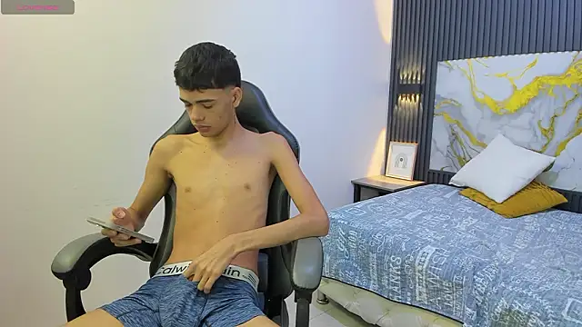 Dark Desiree18 online show from February 25, 2026, 12:27 pm