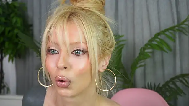 LanaReals online show from March 12, 2026, 7:56 am