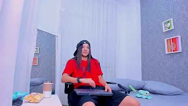 ViictoriiaSaenz online show from March 18, 2026, 9:37 pm