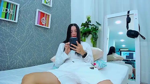 ViictoriiaSaenz online show from May 14, 2026, 3:25 am