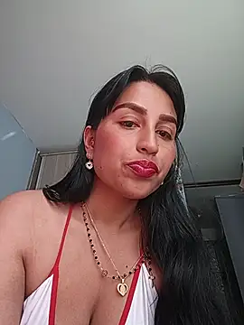 Snapshot of LunaRouuse_ chatting on July 28, 2026, 2:35 pm LunaRouuse online show from July 28, 2026, 2:35 pm