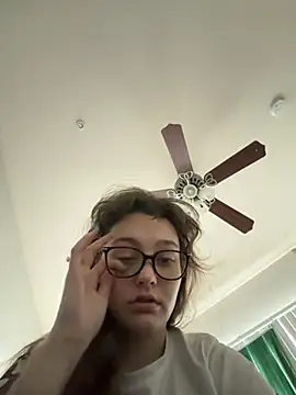 julia4thewin online show from April 24, 2026, 9:17 pm