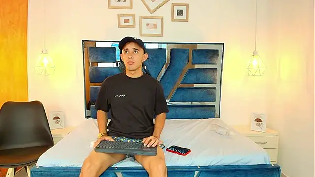 Snapshot of Lian_Brown chatting on January 14, 2026, 8:01 pm Lian Brown online show from January 14, 2026, 8:01 pm