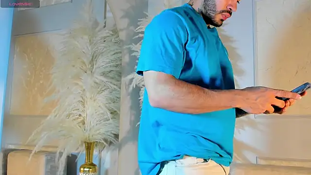 thiago ferrari  online show from May 31, 2026, 2:06 am