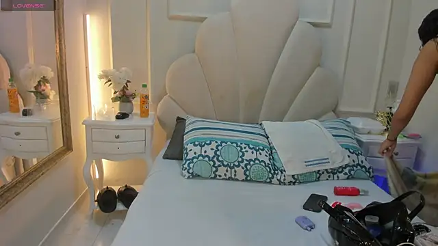 Miaaffox online show from February 12, 2026, 8:08 pm