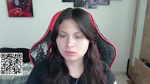 yessica gomez01 online show from April 13, 2026, 10:25 pm