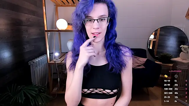 Snapshot of AuraLaunni chatting on June 21, 2026, 6:41 am AuraLaunni online show from June 21, 2026, 6:41 am